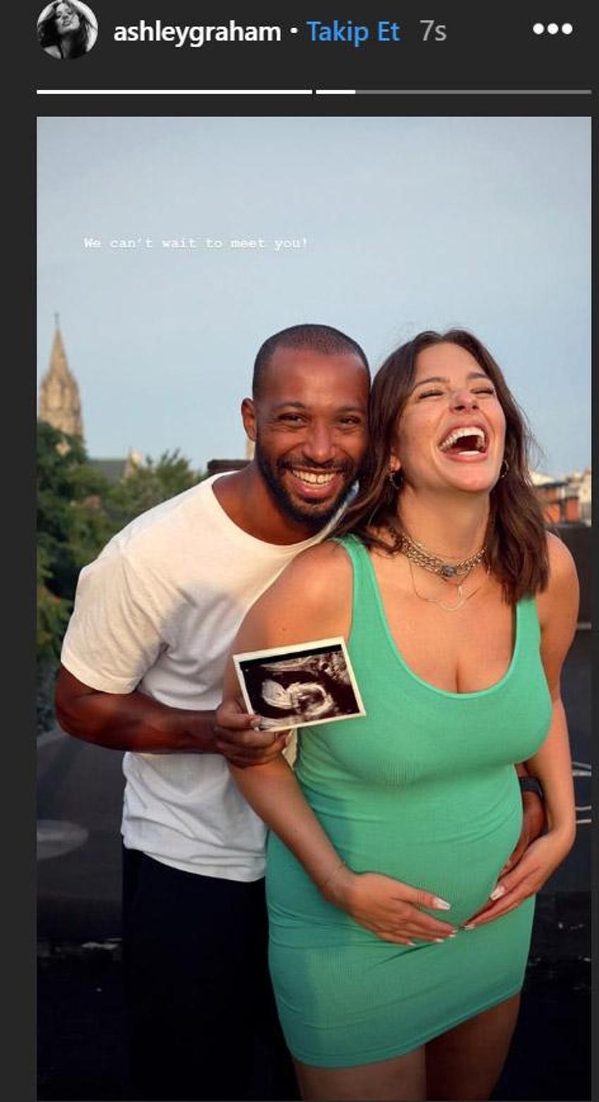 Ashley Graham ayna karşısında çırılçıplak!