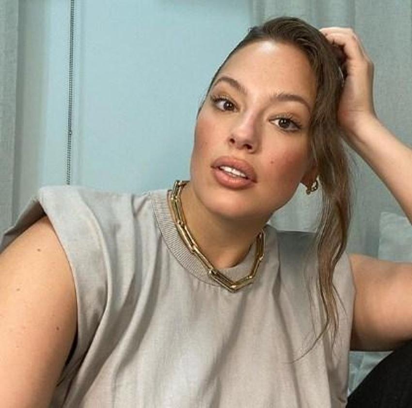 Ashley Graham ayna karşısında çırılçıplak!