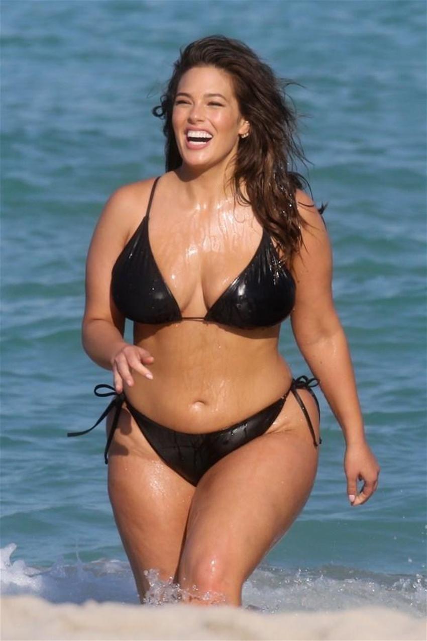 Ashley Graham ayna karşısında çırılçıplak!
