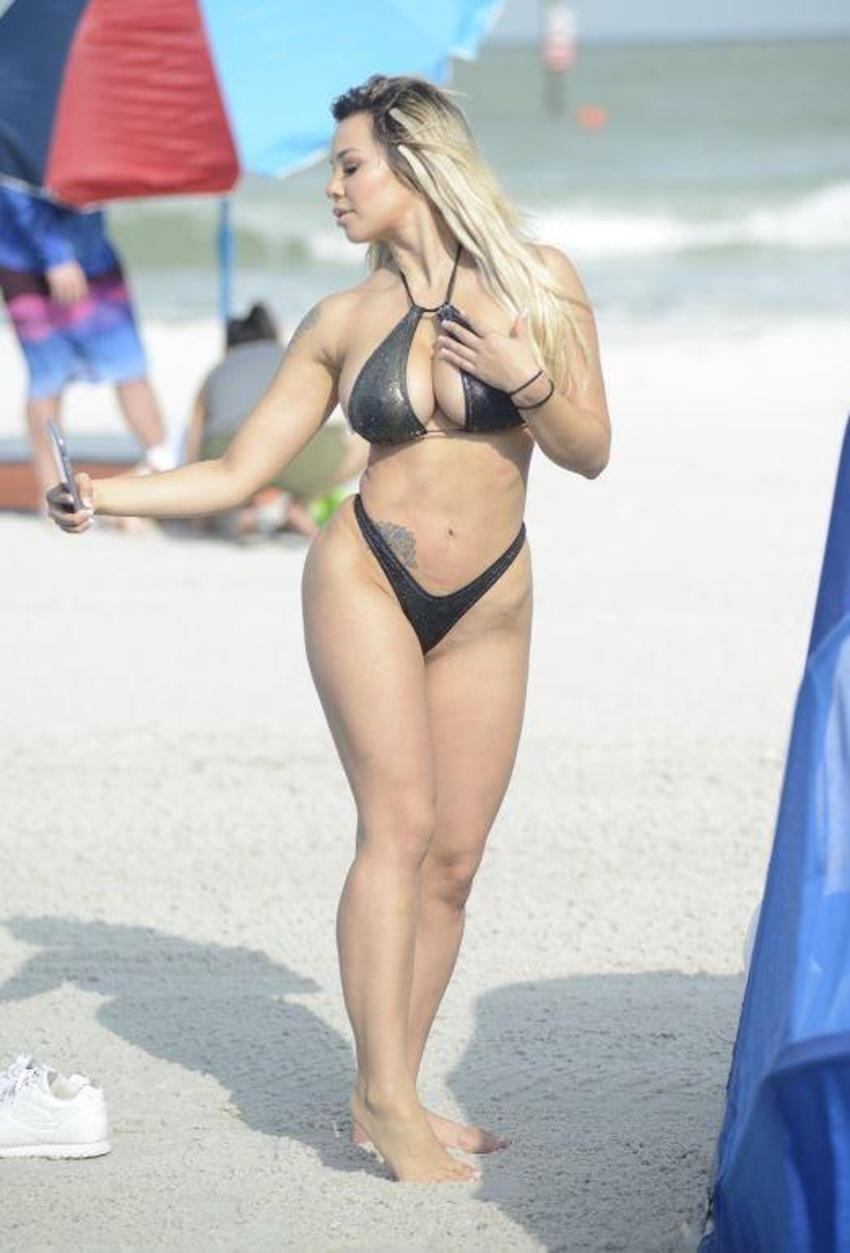 Playboy modeli Bella Bunnie Amor'dan plajda seksi pozlar!