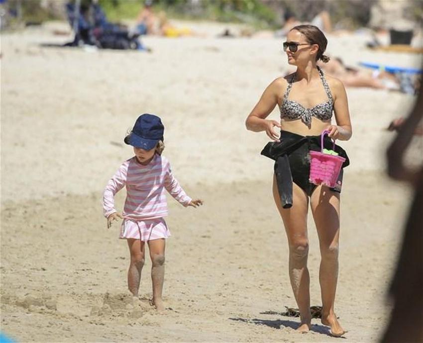 Natalie Portman bikinili görüntü vermemek için bakın ne yaptı!