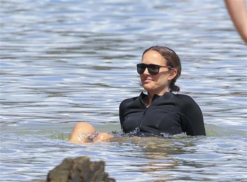 Natalie Portman bikinili görüntü vermemek için bakın ne yaptı!