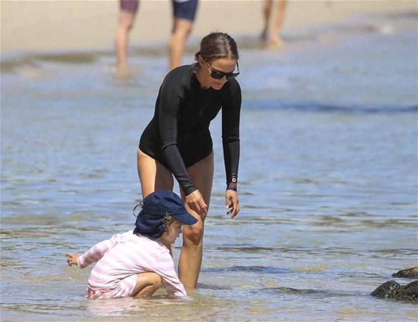Natalie Portman bikinili görüntü vermemek için bakın ne yaptı!