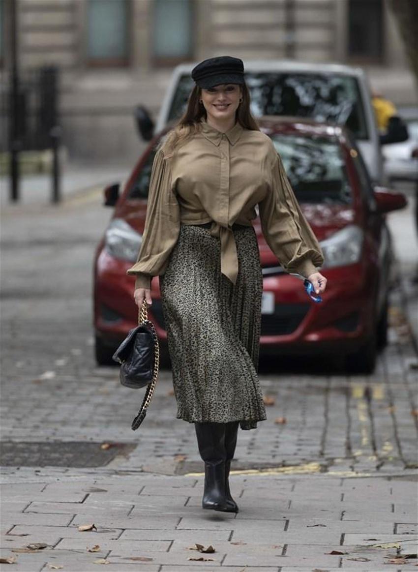 Kelly Brook işe sütyensiz gitti! Dönen bir daha baktı...