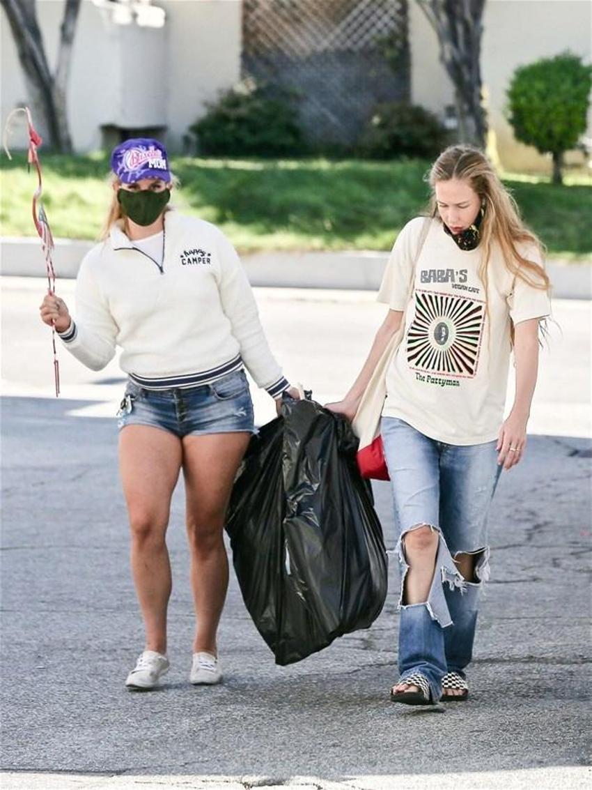 Ünlü şarkıcı Lana Del Rey'in maskesi hayranlarını kızdırdı!