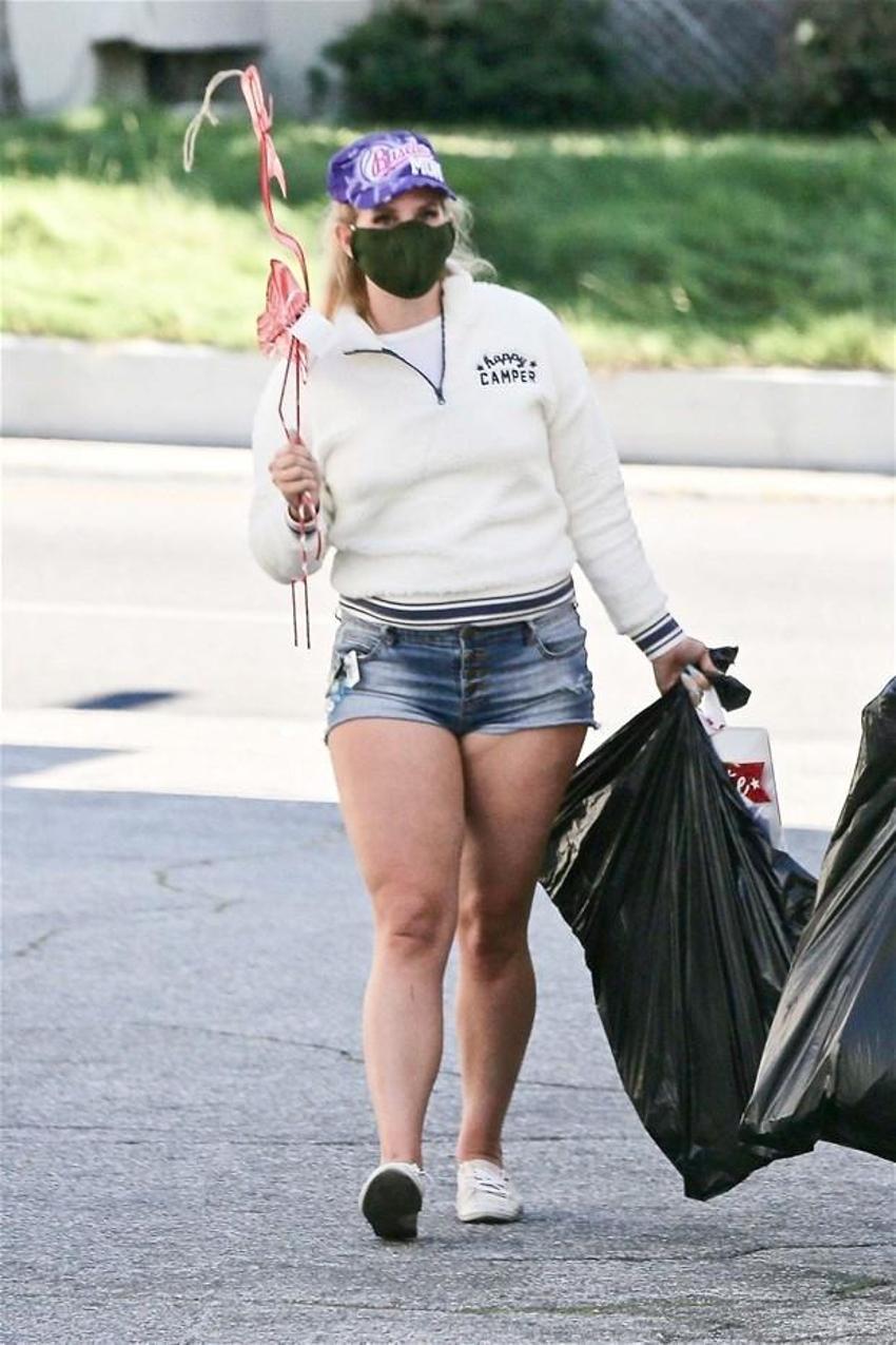 Ünlü şarkıcı Lana Del Rey'in maskesi hayranlarını kızdırdı!