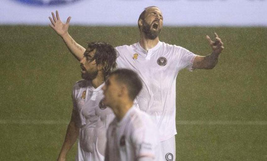 Gonzalo Higuain'in MLS'teki ilk maçında olay çıktı!