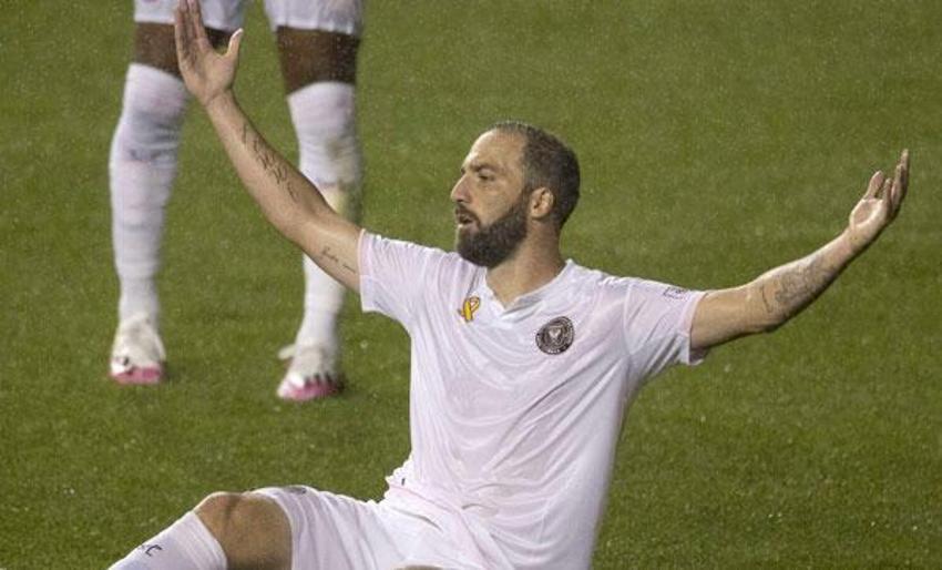 Gonzalo Higuain'in MLS'teki ilk maçında olay çıktı!