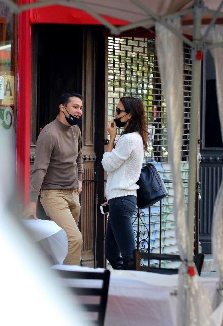 Katie Holmes bambaşka biri oldu! Öpmeden duramıyor