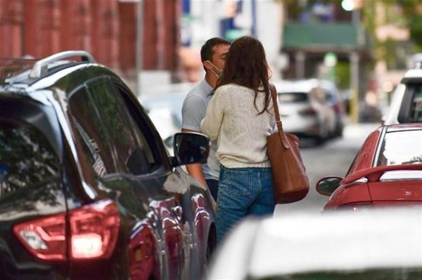 Katie Holmes bambaşka biri oldu! Öpmeden duramıyor