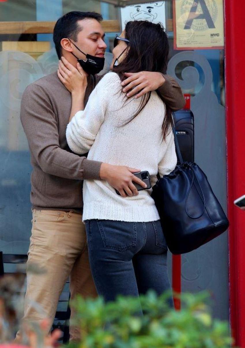 Katie Holmes bambaşka biri oldu! Öpmeden duramıyor