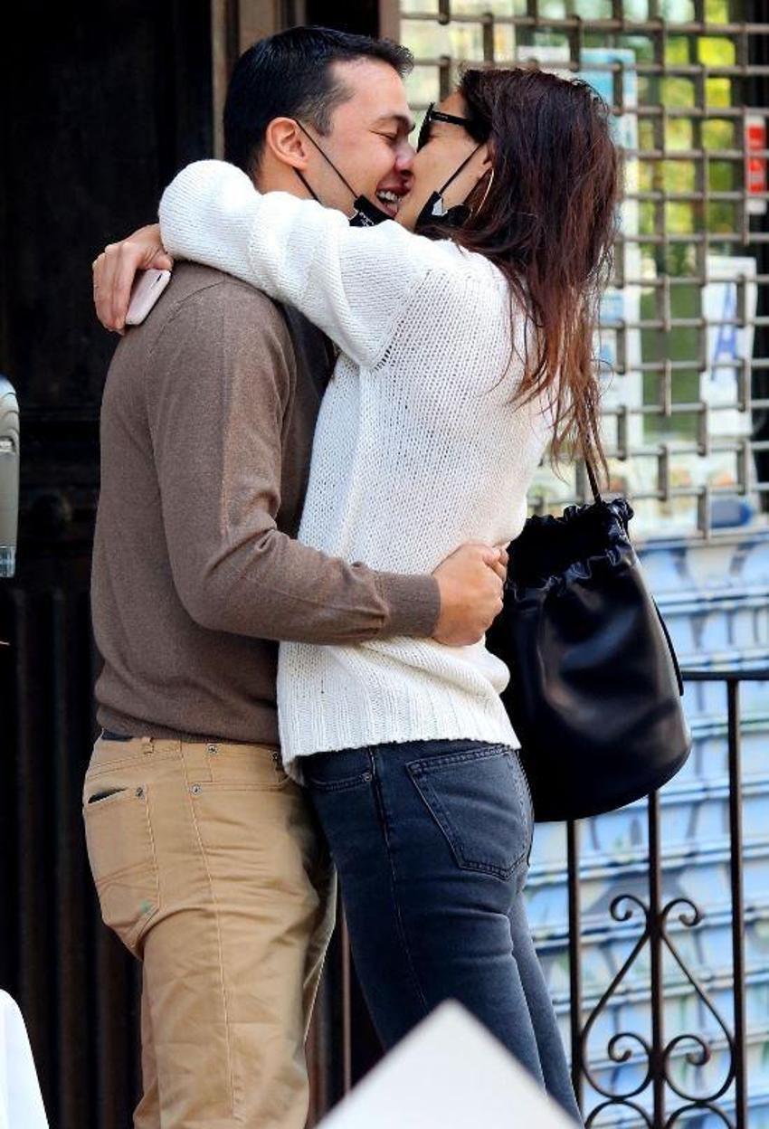 Katie Holmes bambaşka biri oldu! Öpmeden duramıyor