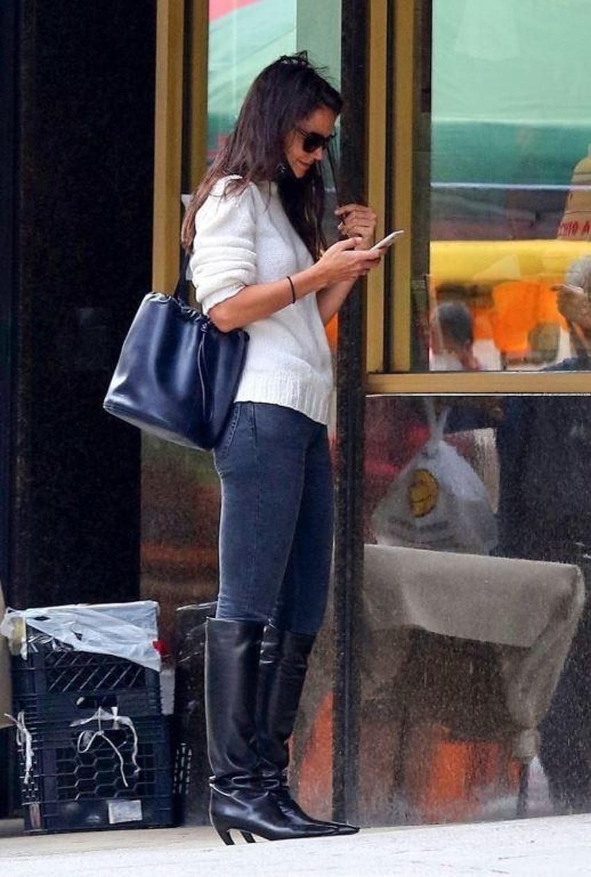 Katie Holmes bambaşka biri oldu! Öpmeden duramıyor
