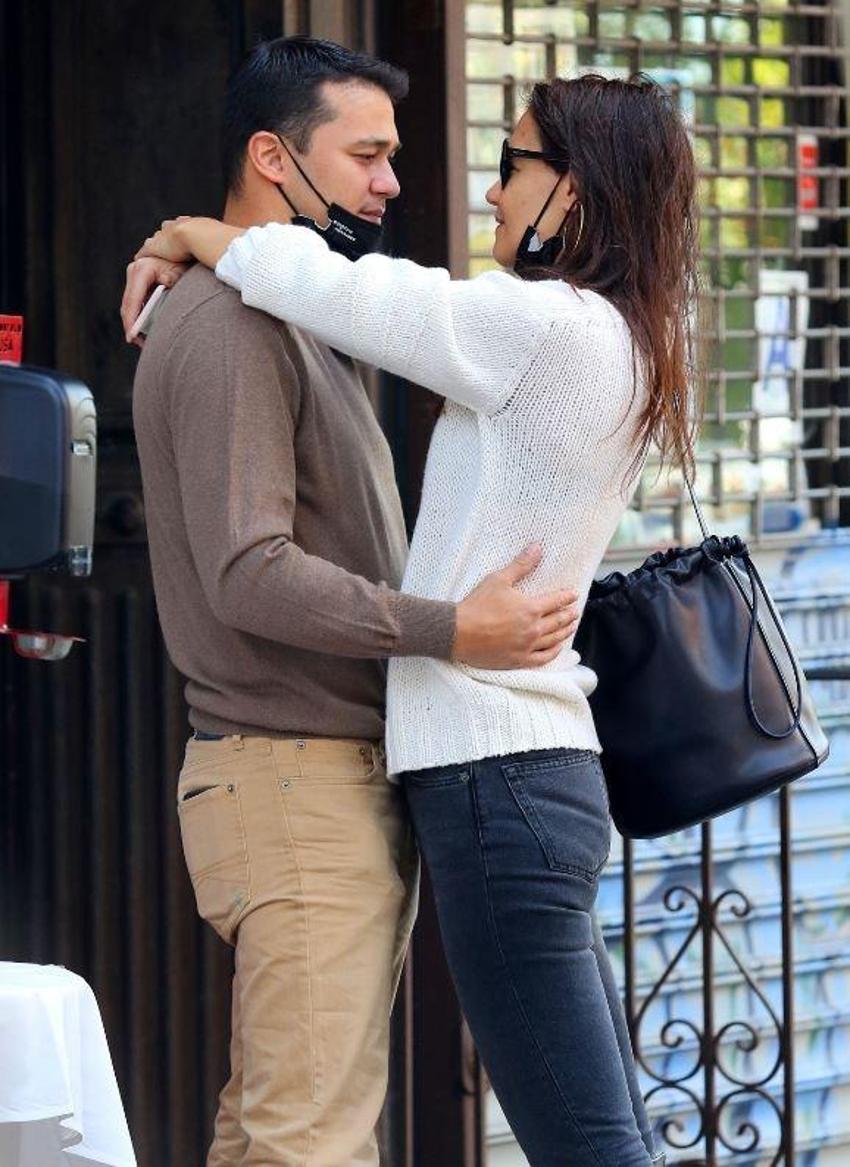 Katie Holmes bambaşka biri oldu! Öpmeden duramıyor