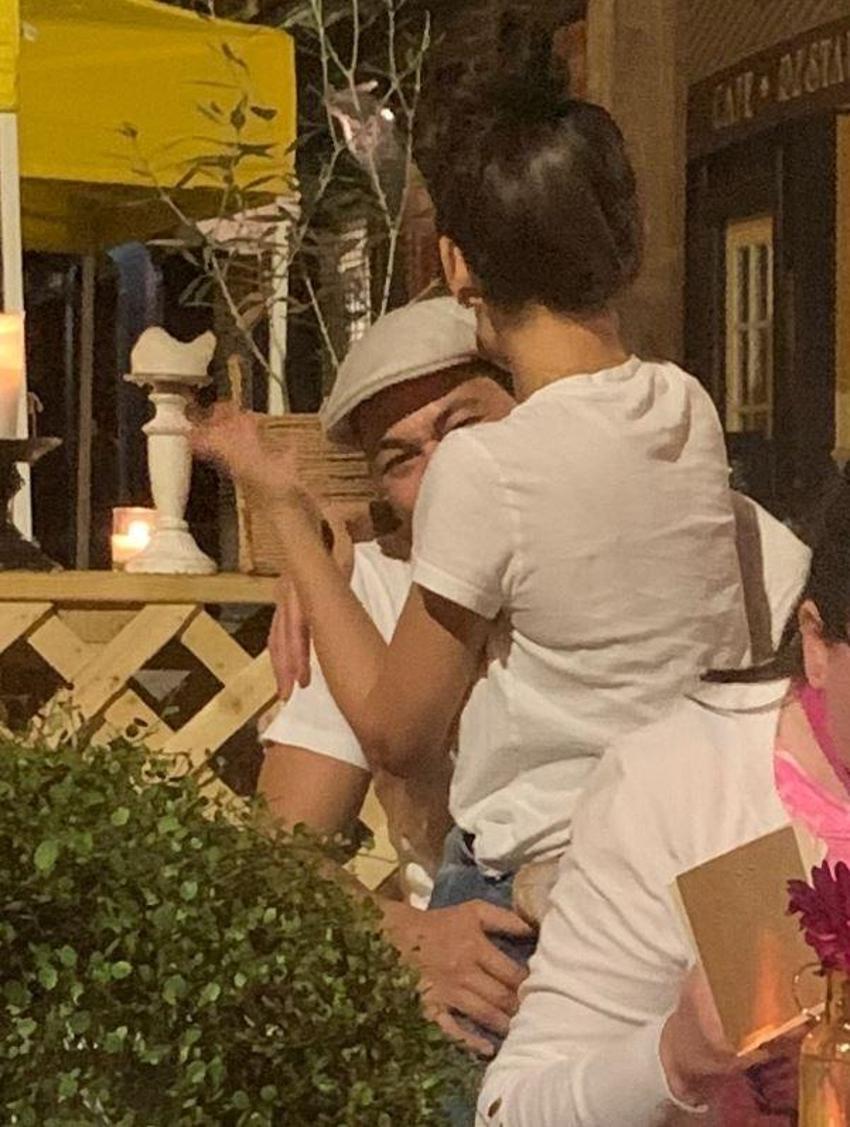 Katie Holmes bambaşka biri oldu! Öpmeden duramıyor