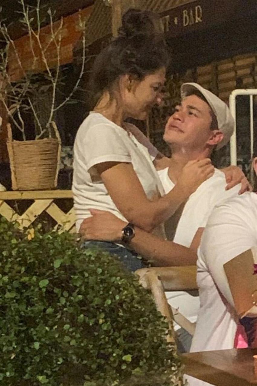 Katie Holmes bambaşka biri oldu! Öpmeden duramıyor