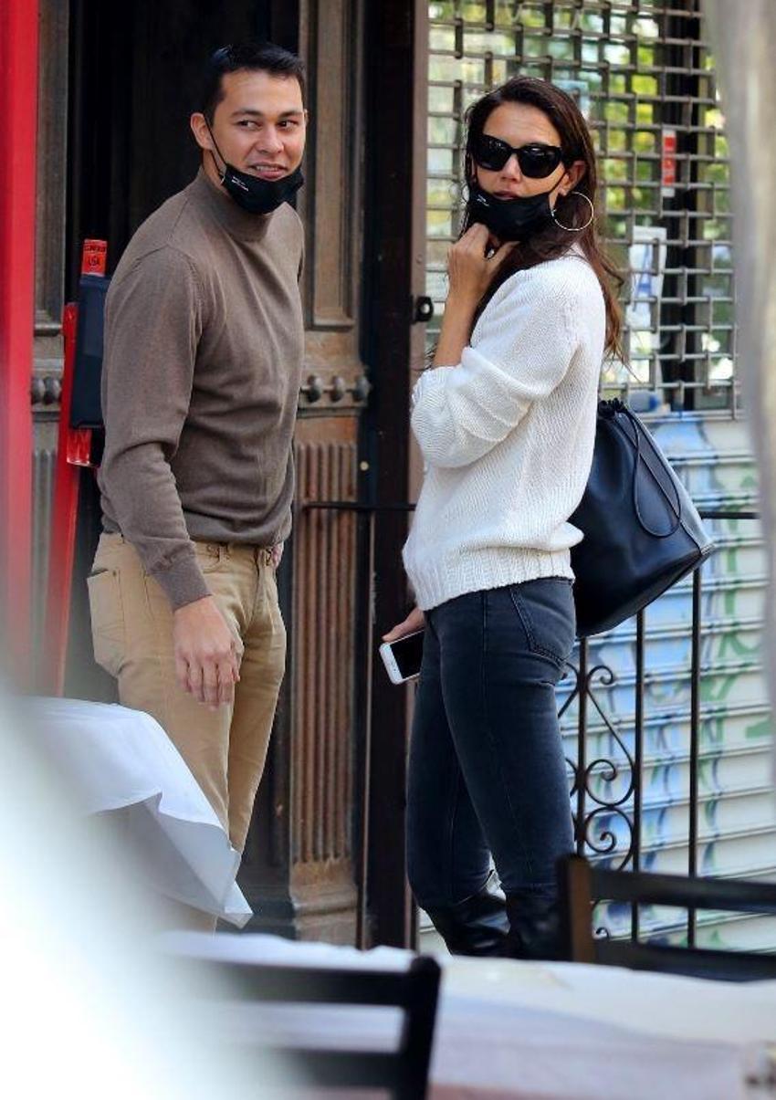 Katie Holmes bambaşka biri oldu! Öpmeden duramıyor