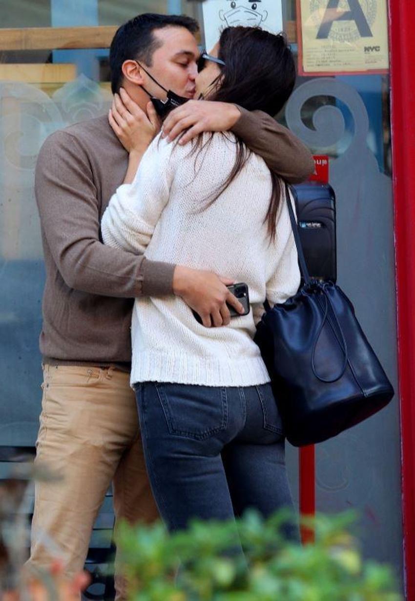 Katie Holmes bambaşka biri oldu! Öpmeden duramıyor