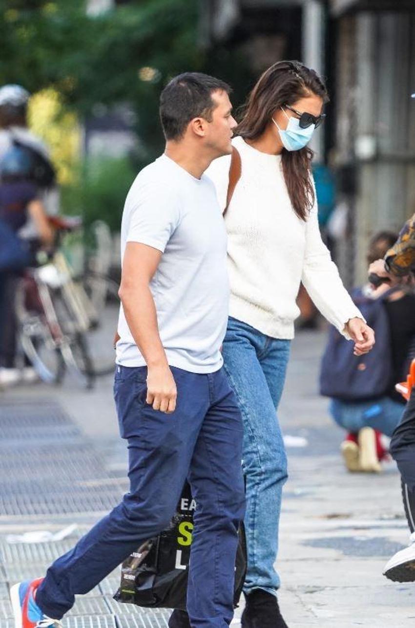 Katie Holmes bambaşka biri oldu! Öpmeden duramıyor