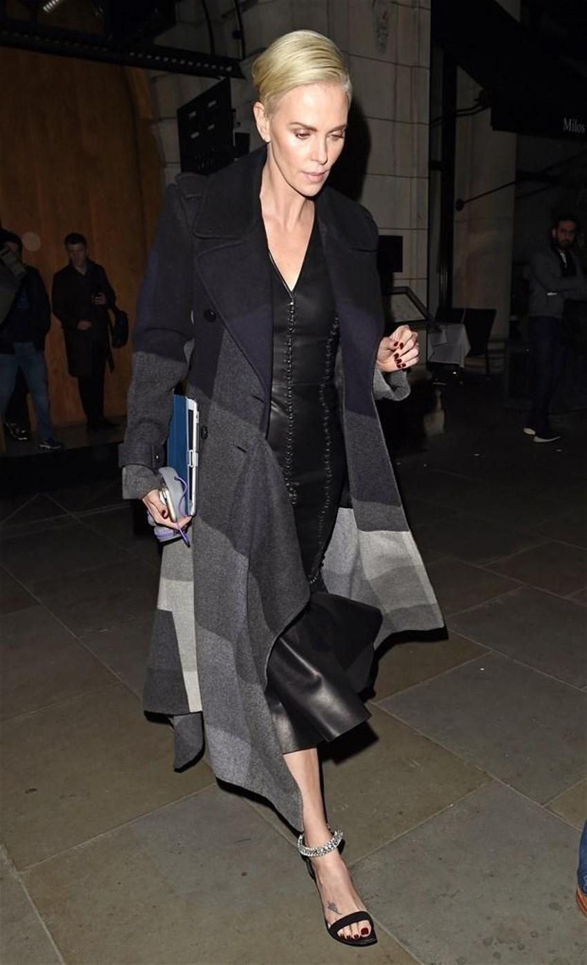 Charlize Theron evini satıyor! Fiyatı...