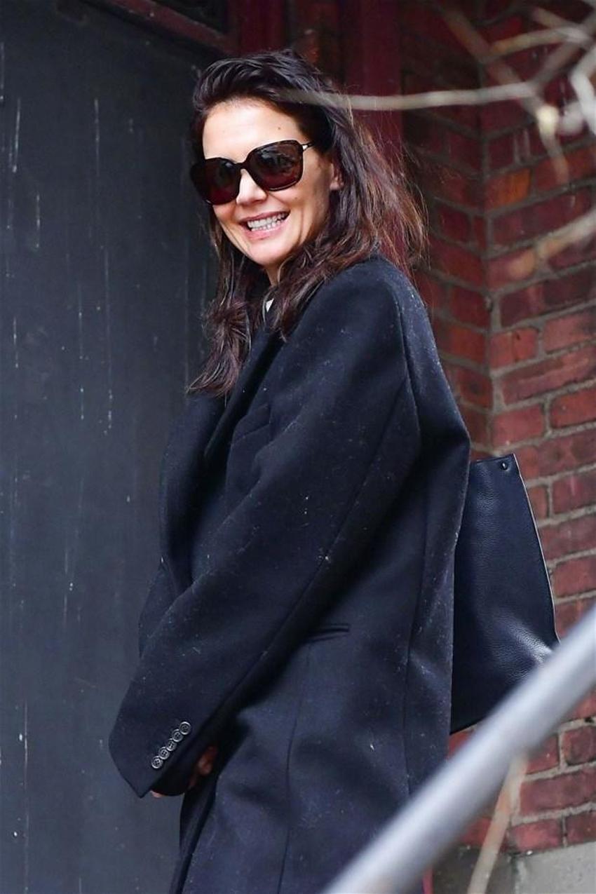 Katie Holmes bakışlarını ondan alamadı