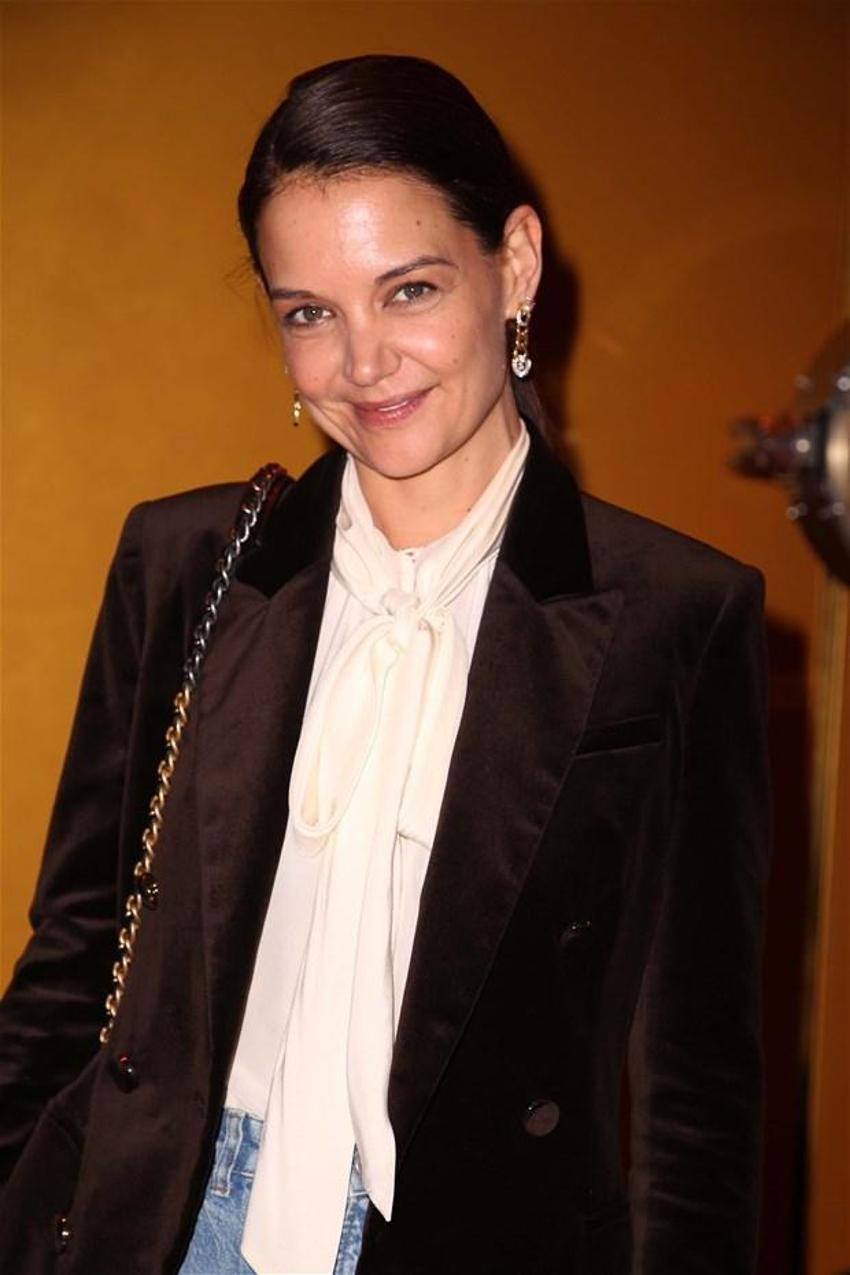 Katie Holmes bakışlarını ondan alamadı