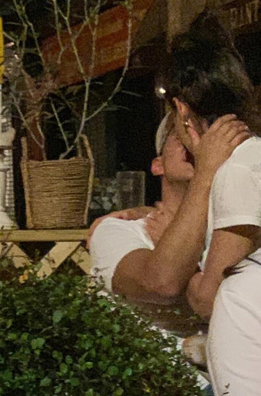 Katie Holmes bakışlarını ondan alamadı