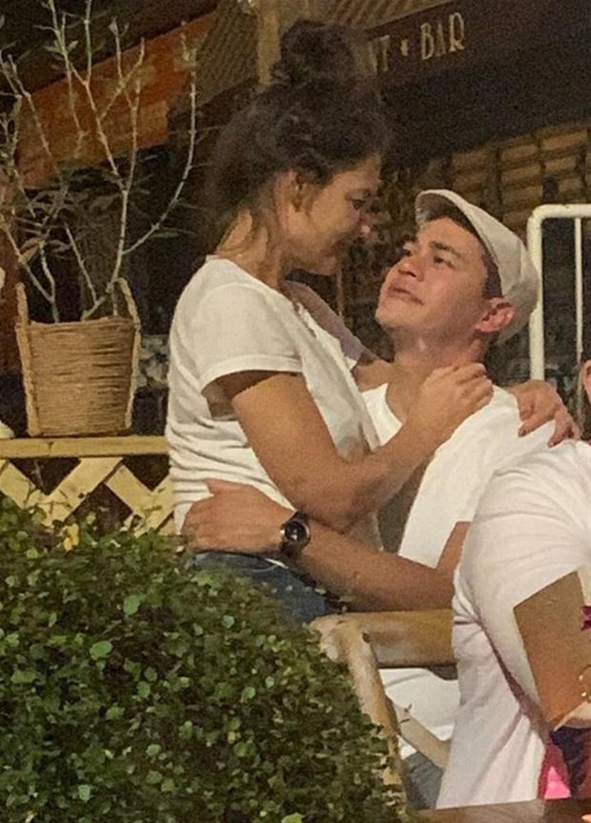Katie Holmes bakışlarını ondan alamadı