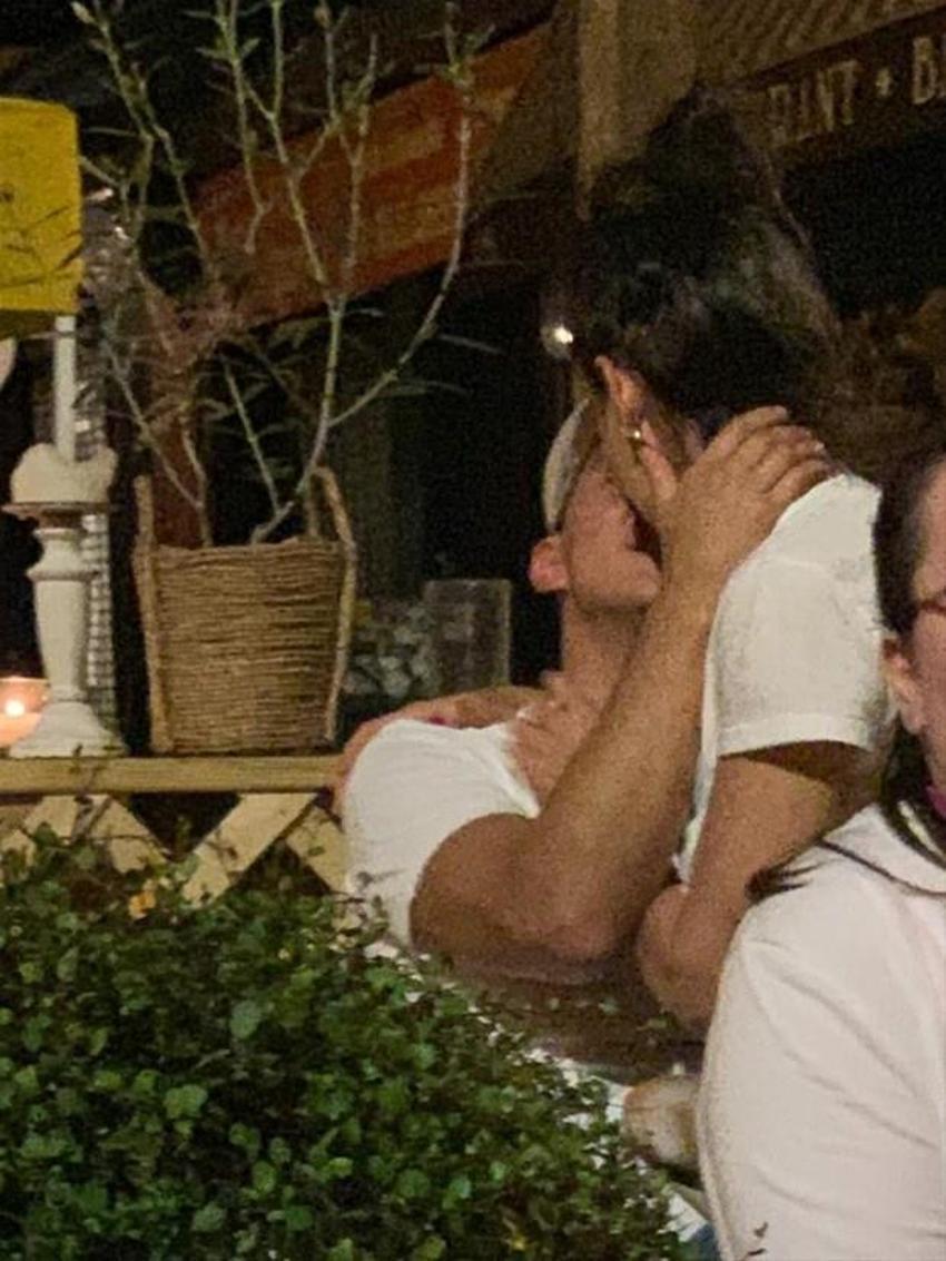 Katie Holmes bakışlarını ondan alamadı