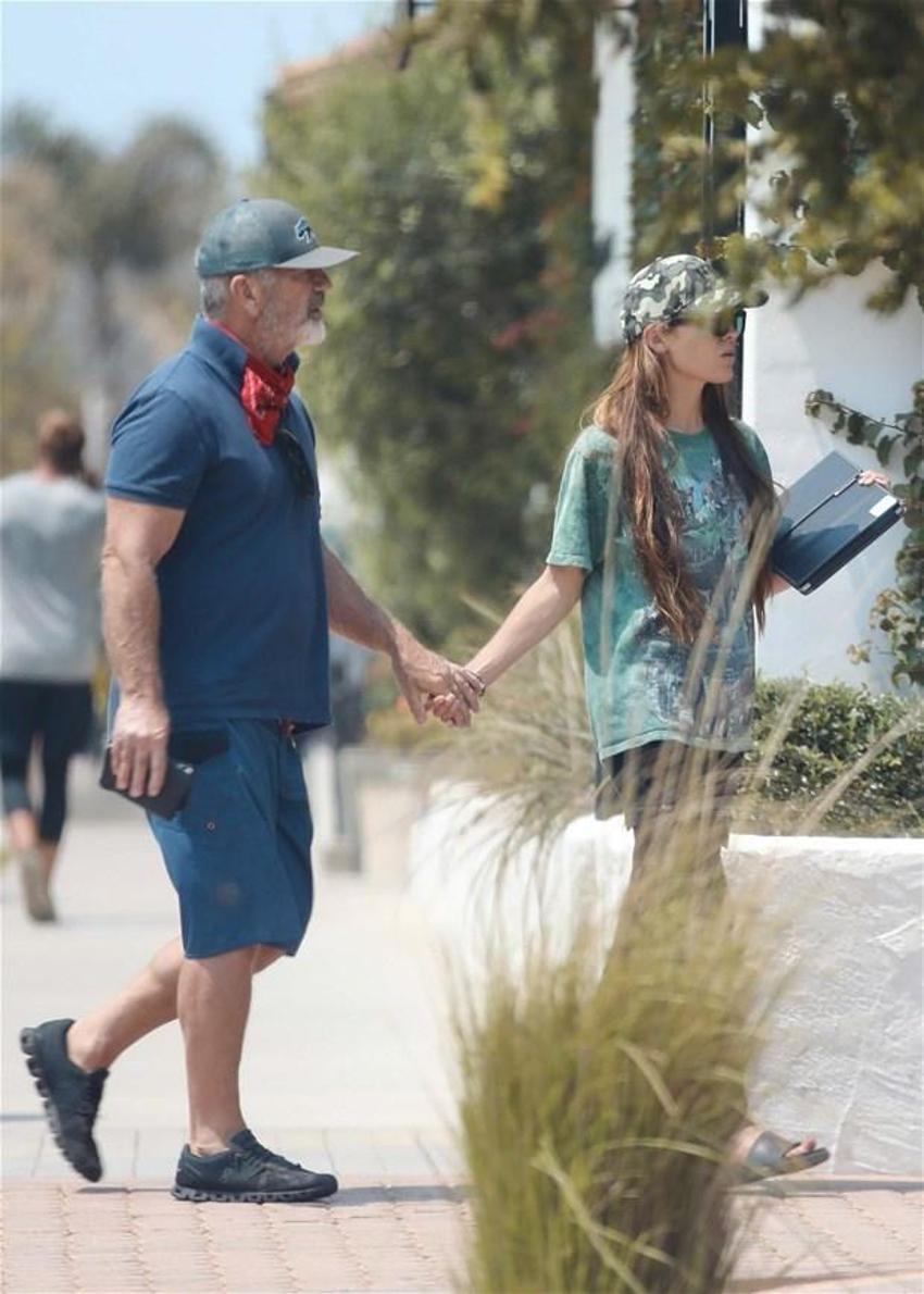 Mel Gibson 34 yaş küçük sevgilisiyle tatilde