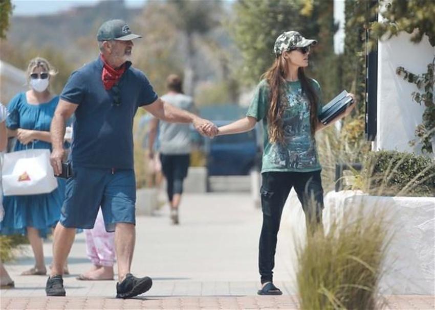 Mel Gibson 34 yaş küçük sevgilisiyle tatilde