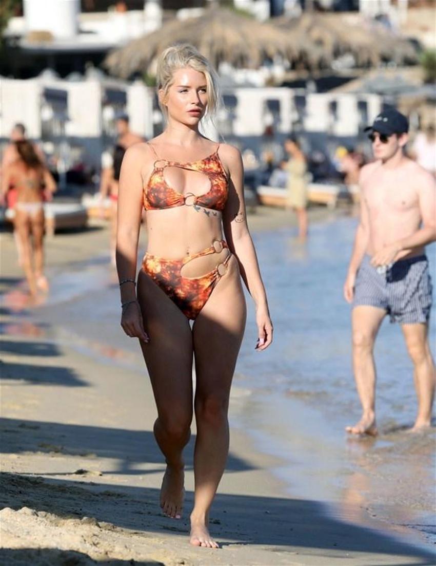 Model Lottie Moss denize bile makyajlı girdi