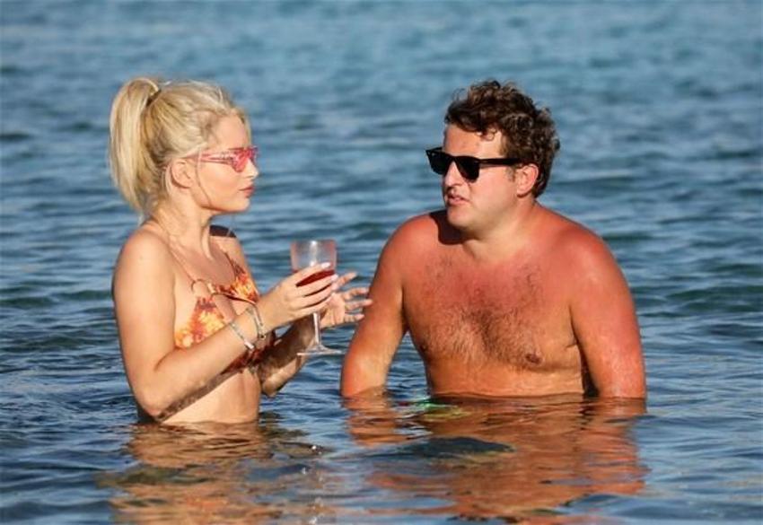 Model Lottie Moss denize bile makyajlı girdi