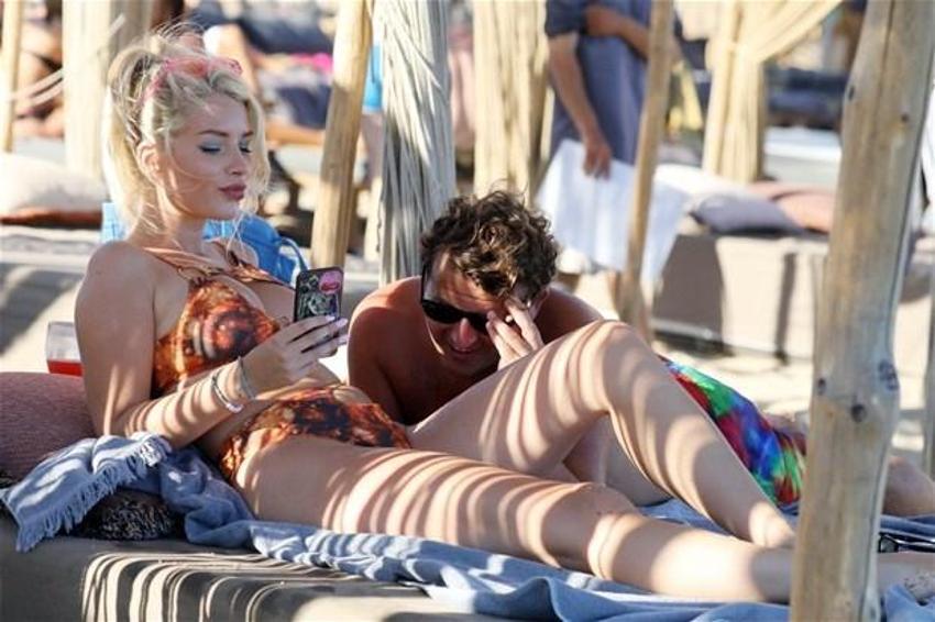 Model Lottie Moss denize bile makyajlı girdi