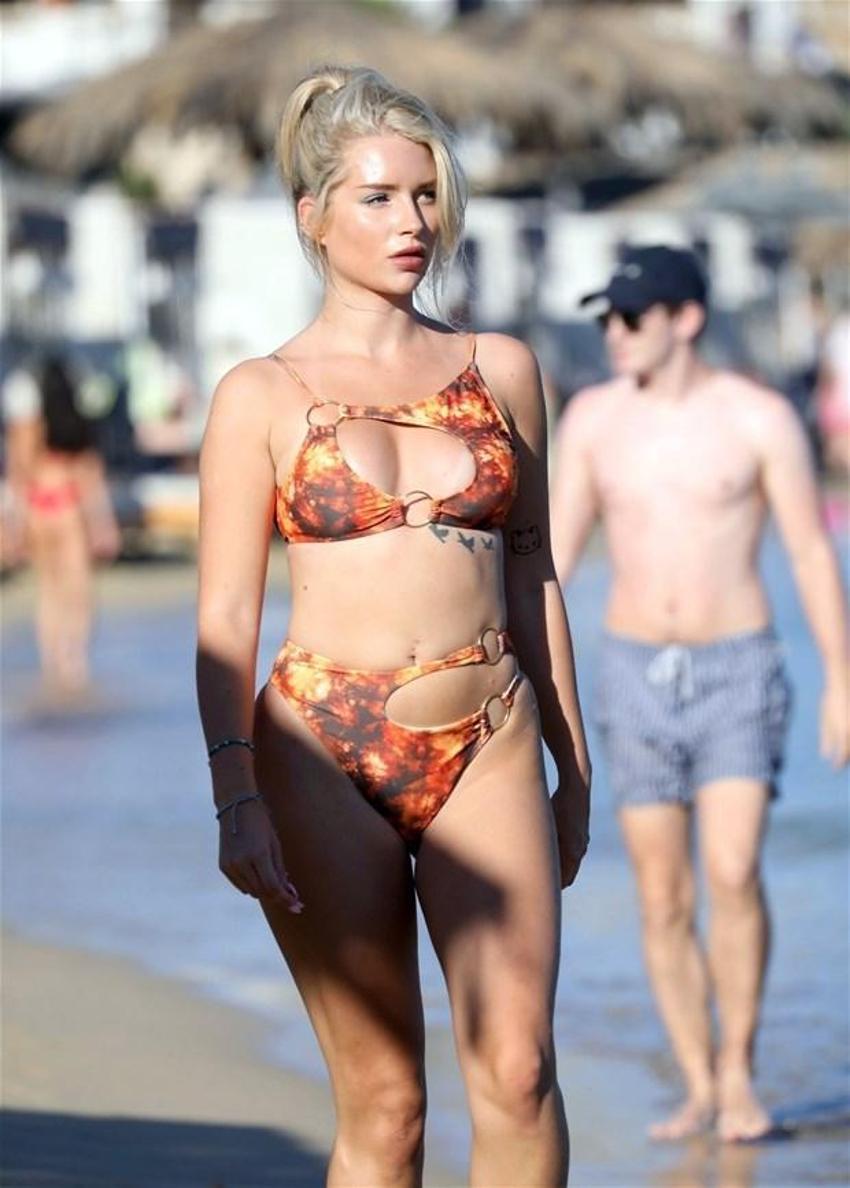 Model Lottie Moss denize bile makyajlı girdi