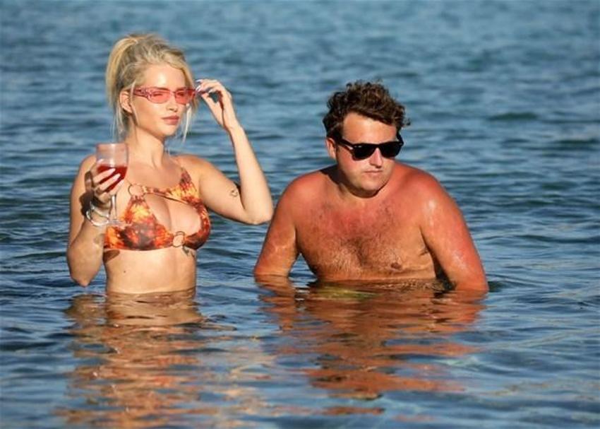 Model Lottie Moss denize bile makyajlı girdi