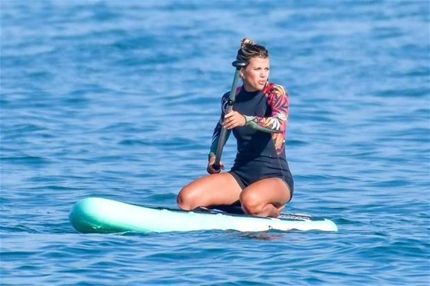 Sofia Richie plajda! Tulumunu çıkarınca...
