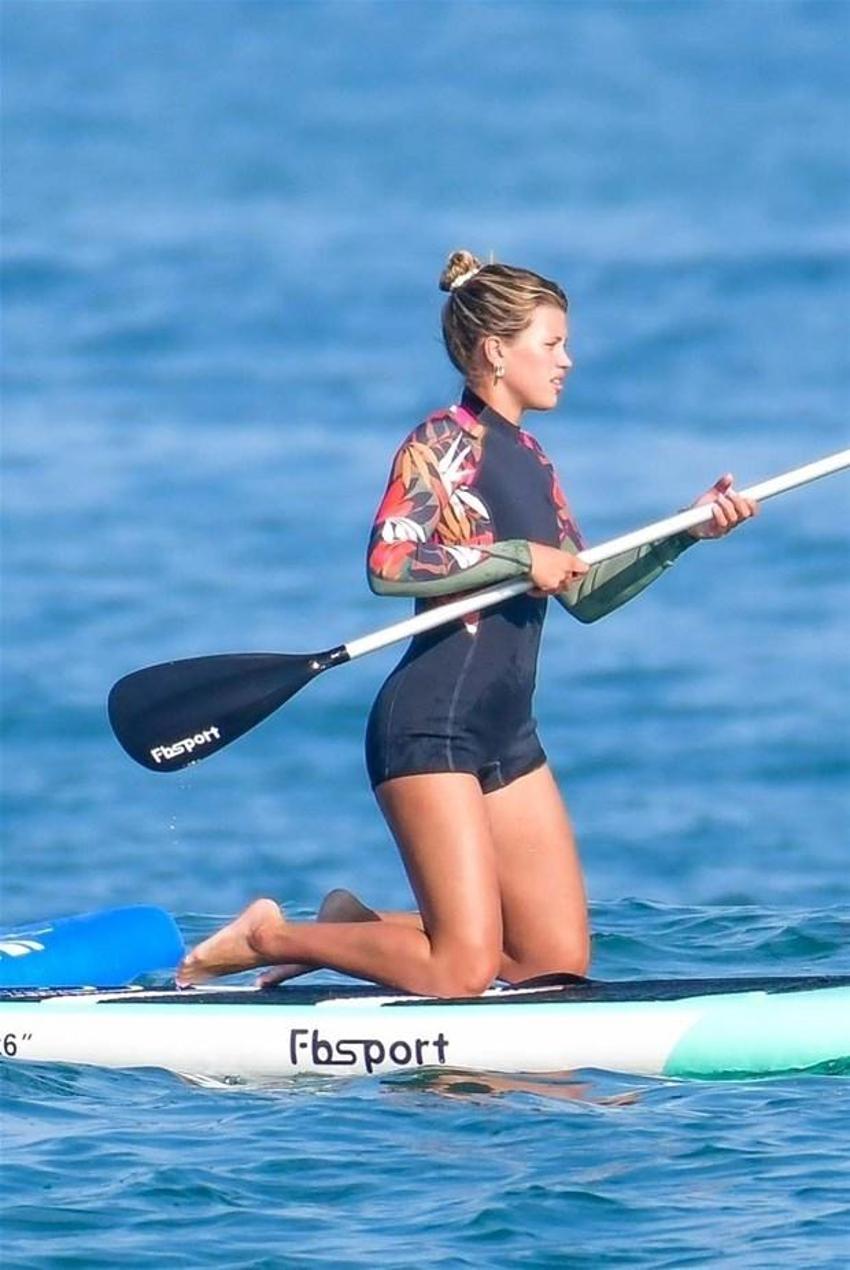 Sofia Richie plajda! Tulumunu çıkarınca...