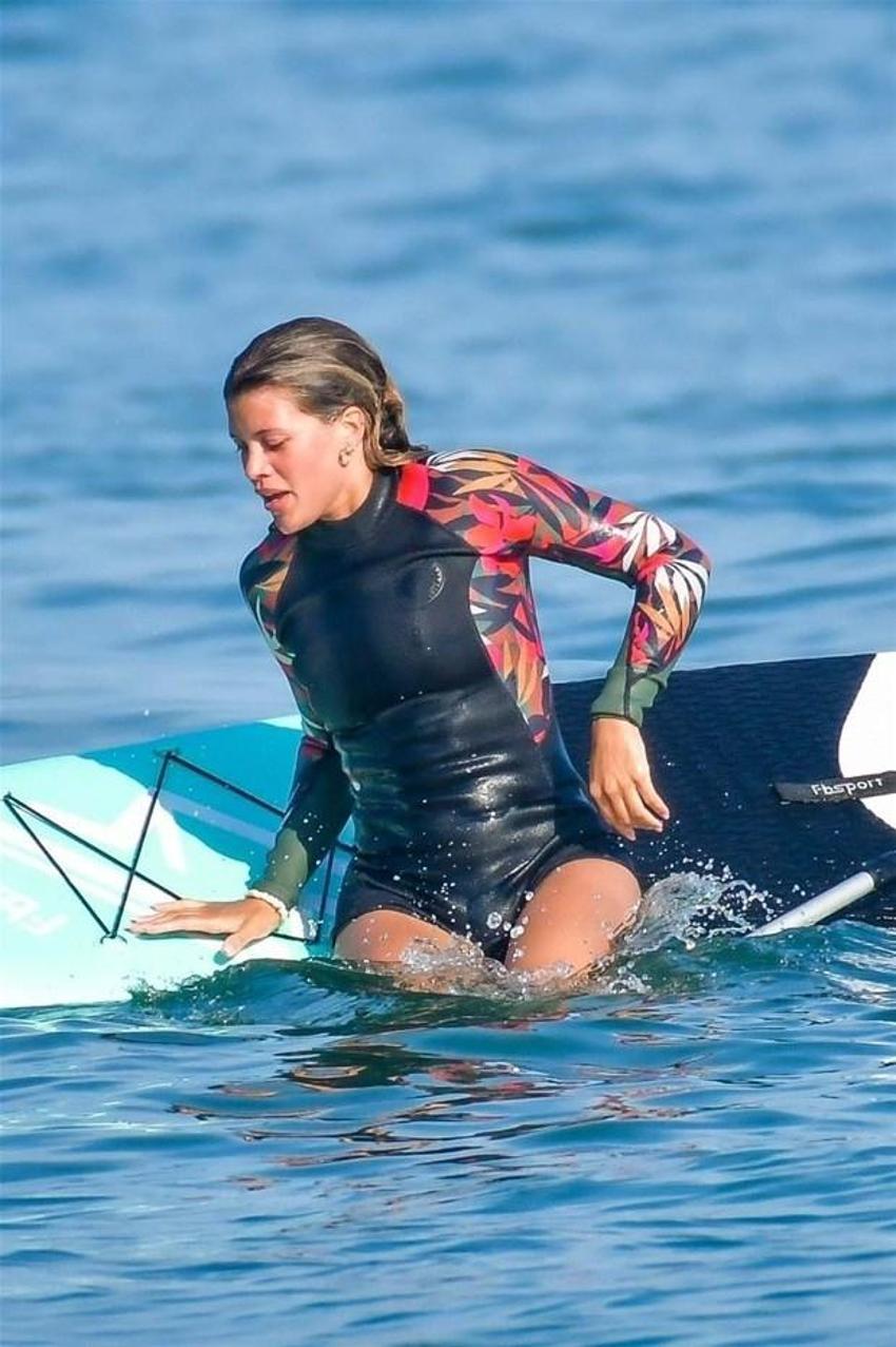 Sofia Richie plajda! Tulumunu çıkarınca...
