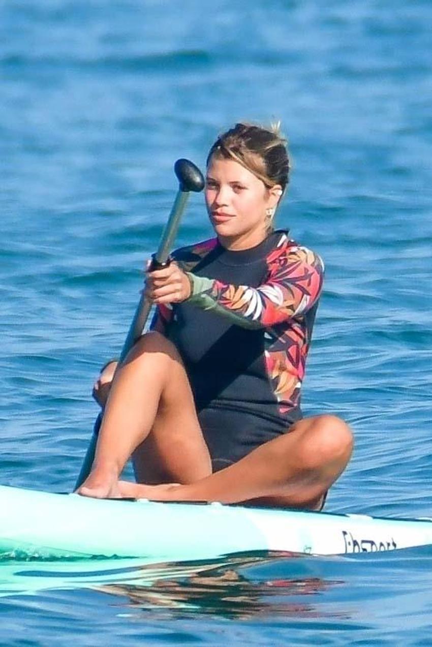 Sofia Richie plajda! Tulumunu çıkarınca...