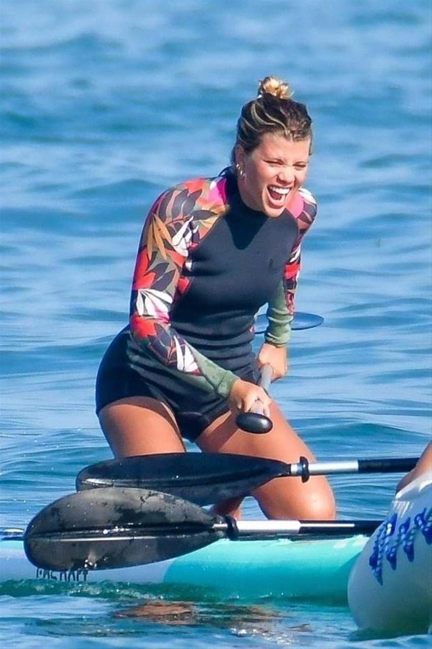 Sofia Richie plajda! Tulumunu çıkarınca...