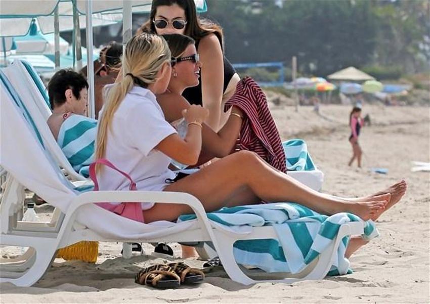 Sofia Richie plajda! Tulumunu çıkarınca...