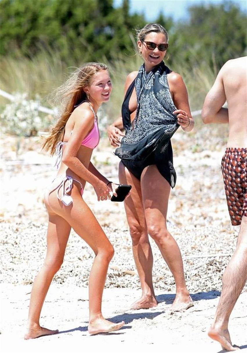 Kate Moss ve kızı tatilde görüntülendi