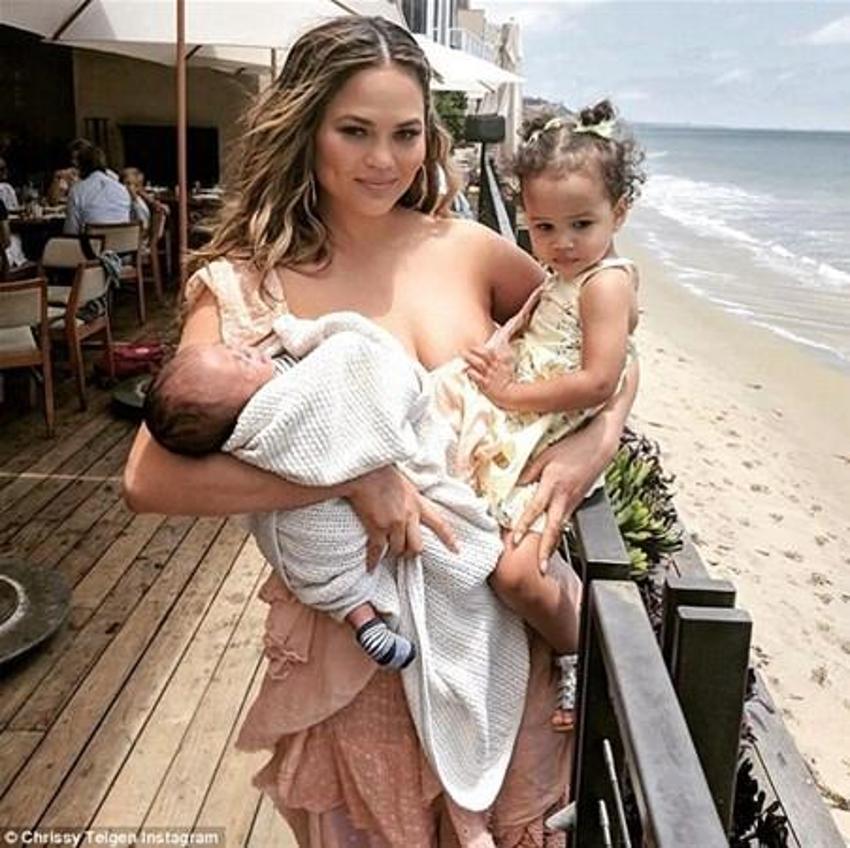 Chrissy Teigen'den güzel haber!