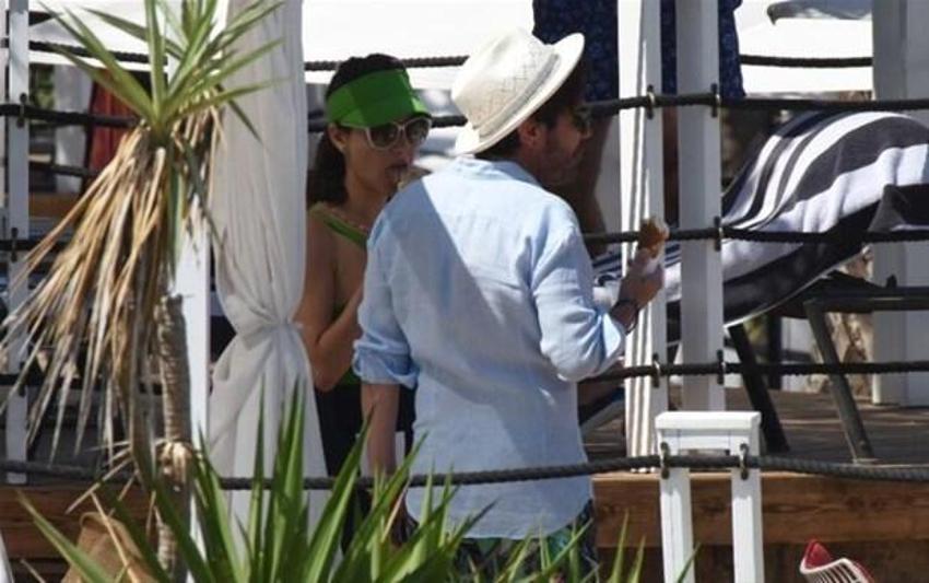 Kara bulutlar dağıldı! Beren Saat'ten tatil pozu