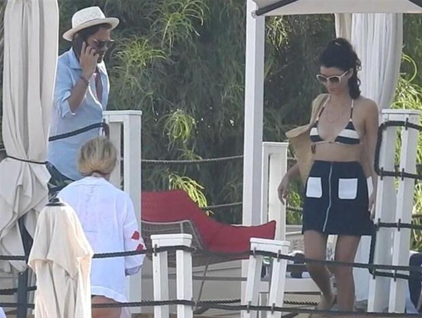 Kara bulutlar dağıldı! Beren Saat'ten tatil pozu