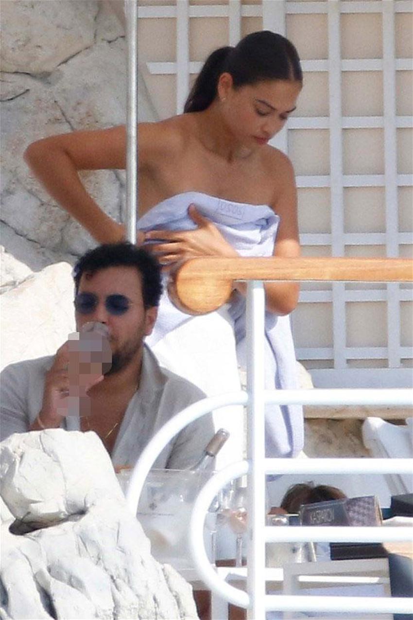 Shanina Shaik üstünü değiştirdi!