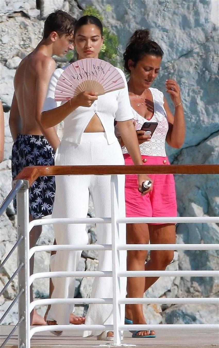 Shanina Shaik üstünü değiştirdi!