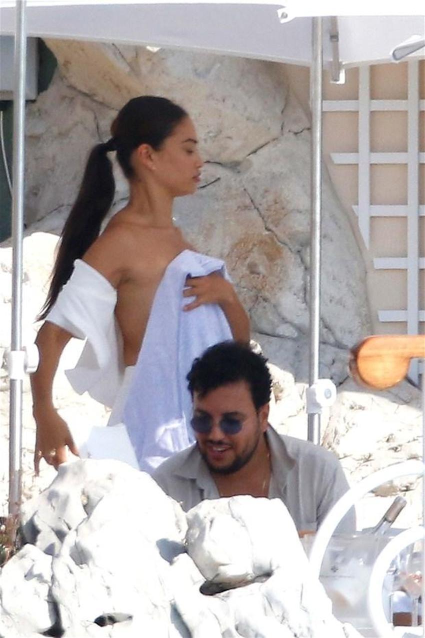 Shanina Shaik üstünü değiştirdi!