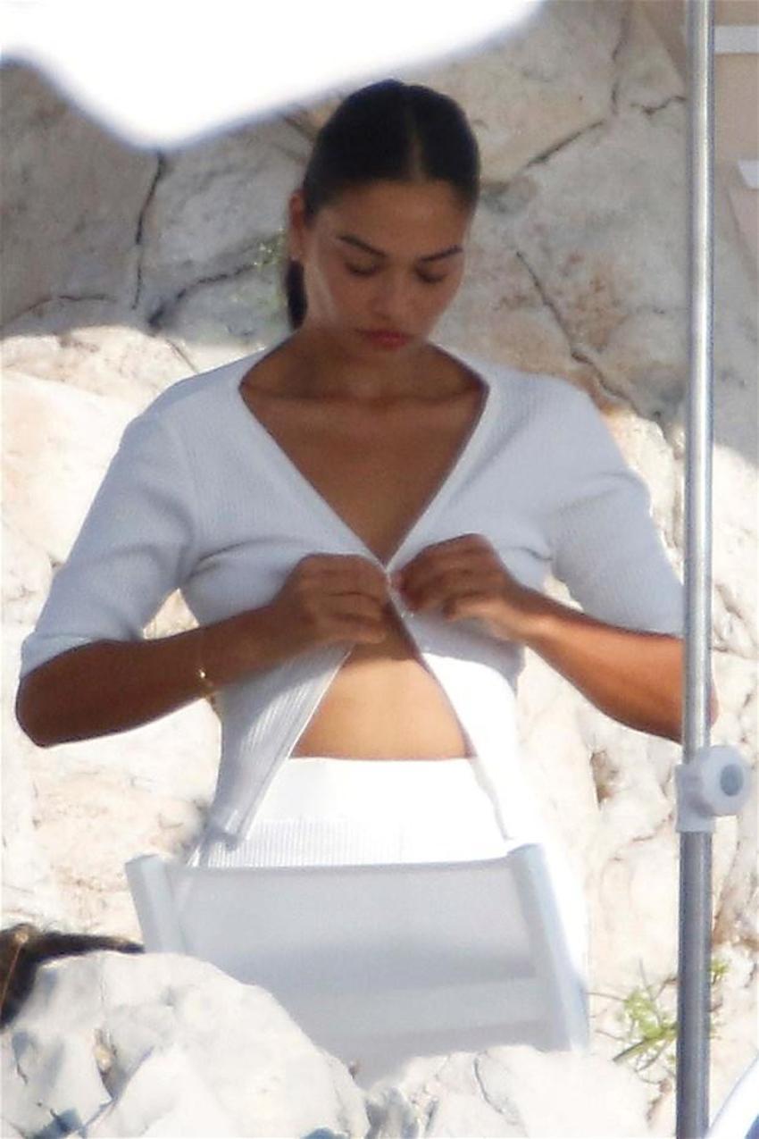 Shanina Shaik üstünü değiştirdi!